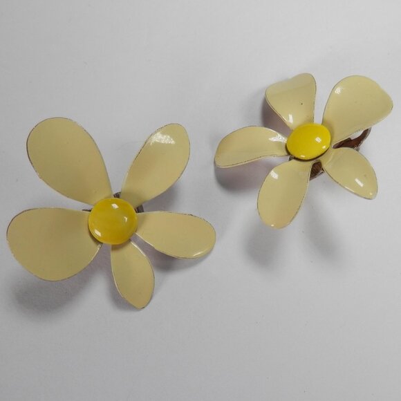 Vtg 60s 70s Clip On Light Yellow Enamel Flower Earring Mod Daisy Retro 1.5" - Picture 4 of 7